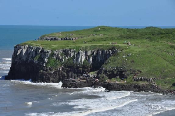 Turistas sobem em falésia no Parque Estadual da Guarita, em Torres, litoral norte do Rio Grande do Sul